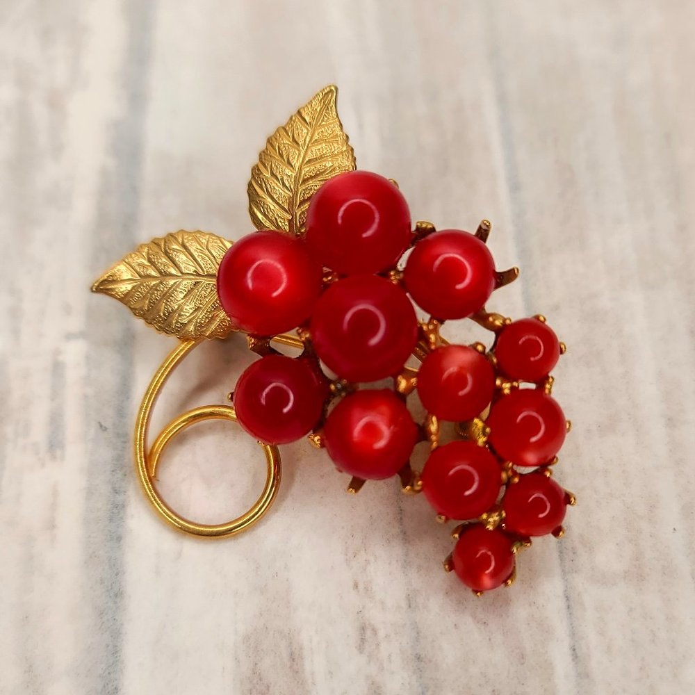 Moonglow Lucite Light Red Grape Bunch Brooch Pin. Vintage Pinup Retro